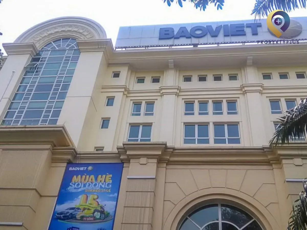 Mặt ngoài tòa nhà Bảo Việt Tower Hà Nội với logo lớn trên đỉnh.
